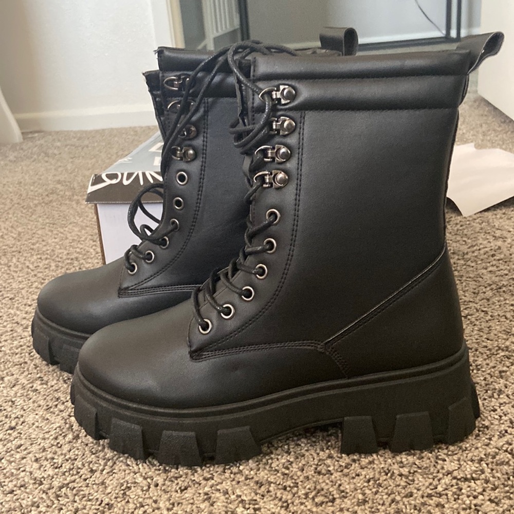NEW IN BOX BLACK BOOTS SIZE 9♥️♥️
